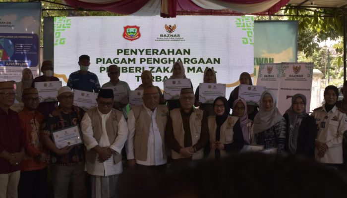 Sofyan Puhi Serahkan Zakat Baznas, Ratusan Warga Kabupaten Gorontalo Terbantu