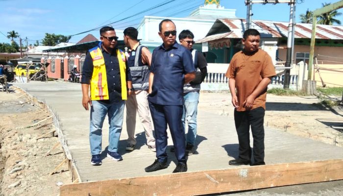 Gelar Reses, Anggota DPRD Dapil Telaga Cs Tinjau Proyek Jalan Roky Katili