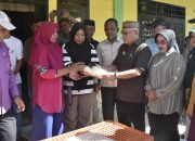 Bupati Gorontalo Salurkan Ayam Buras untuk Tekan Risiko Stunting