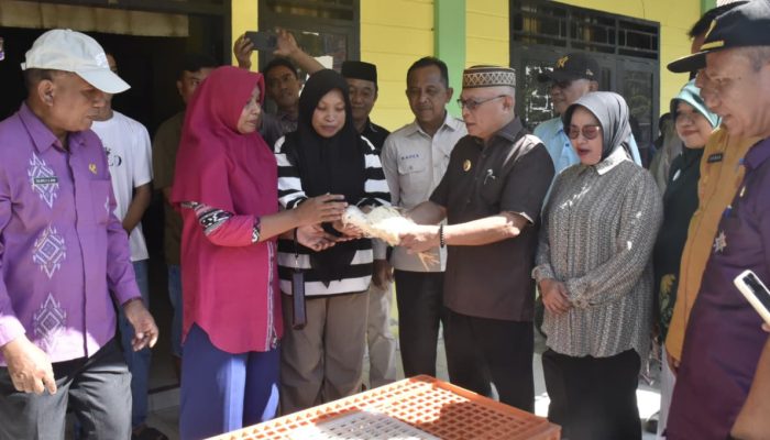 Bupati Gorontalo Salurkan Ayam Buras untuk Tekan Risiko Stunting