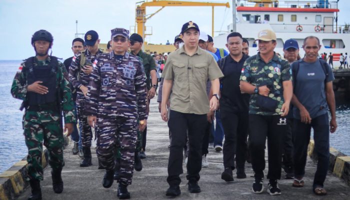 Bupati Sangihe Datangi Pulau Terluar, Pastikan Korban Gempa Tertangani
