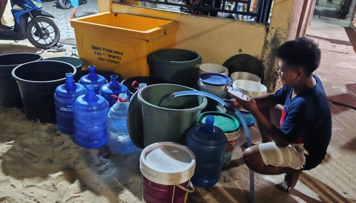 Hari ke-13 Distribusi Air, YR TIM Kolaborasi Ingatkan Warga Soal Bahaya Kebakaran