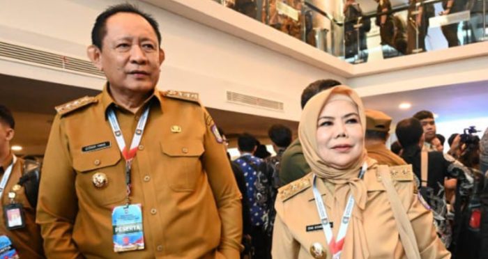 Gusnar Ismail bersama Idah Syaidah Rusli Habibie
