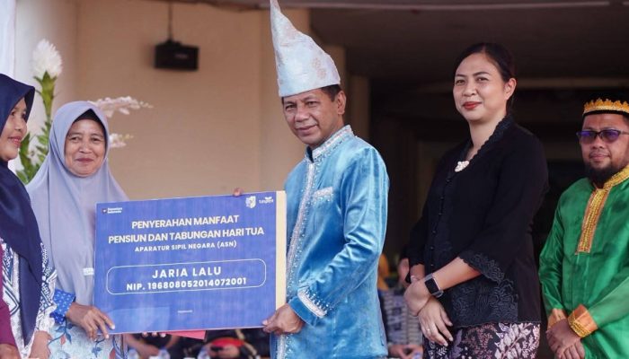 HUT ke-62 Sulut, Boltara Serahkan THT dan SK Pensiun ASN