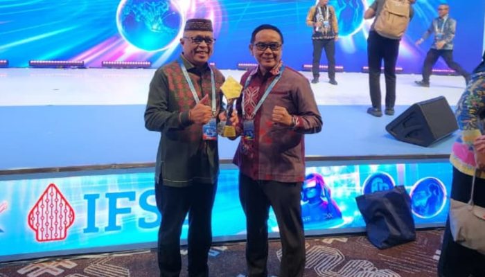 Pemkab Gorontalo Sabet TP2DD Terbaik Sulampua, Sofyan Puhi Terima Penghargaan
