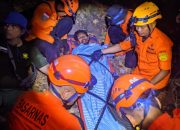 Terjebak dalam Kondisi Lemas di Air Terjun Lombongo, Warga Kota Gorontalo Diselamatkan Tim SAR