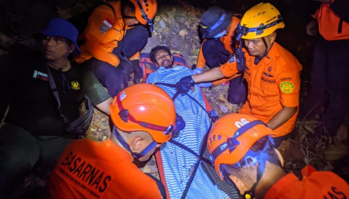 Terjebak dalam Kondisi Lemas di Air Terjun Lombongo, Warga Kota Gorontalo Diselamatkan Tim SAR