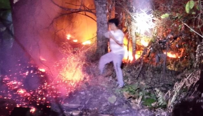 Api Merangkak ke Permukiman, Damkar dan Jemaat Advent Berjibaku Padamkan Kebakaran di Klabat