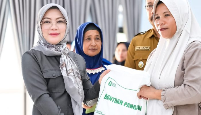 Venny Anwar Pastikan Bantuan CPP di Lamahu Tepat Jumlah dan Sasaran