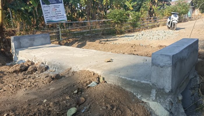 Anggarkan Rp16,1 Juta, Djamaludin Daud Bangun Plat Duiker Desa Vahuta Bolmut