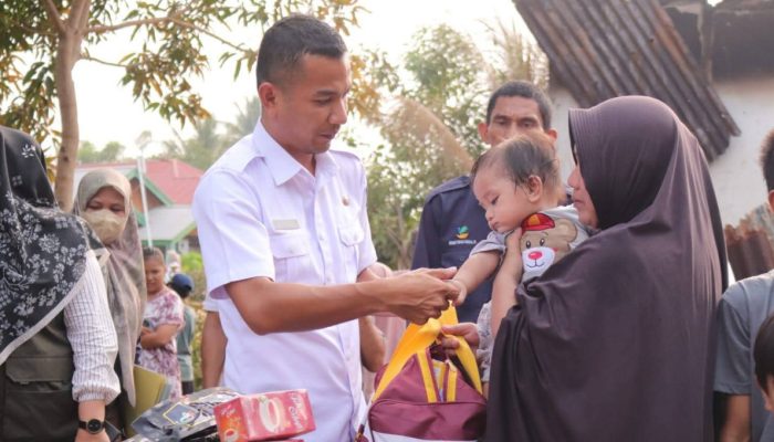 Dua Rumah Hangus Terbakar, Plt Bupati Bolmut Salurkan Bantuan Buat Korban