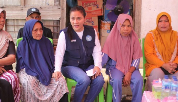 Moy Olivia Pontoh Salurkan Bantuan kepada Korban Kebakaran di Bolangitang Barat Bolmut