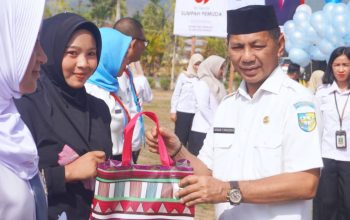 Sumpah Pemuda ke-98, Sekda Bolmut Salurkan Bansos Pendidikan dan Korban Bencana
