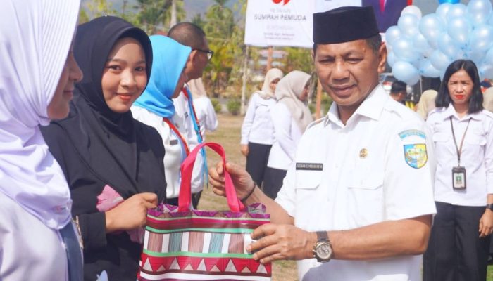 Sumpah Pemuda ke-98, Sekda Bolmut Salurkan Bansos Pendidikan dan Korban Bencana