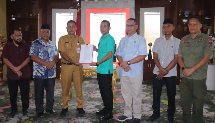 Aditya Pontoh Serahkan SK Penjabat Kades Huntuk, Pemerintahan Desa Diminta Tetap Stabil